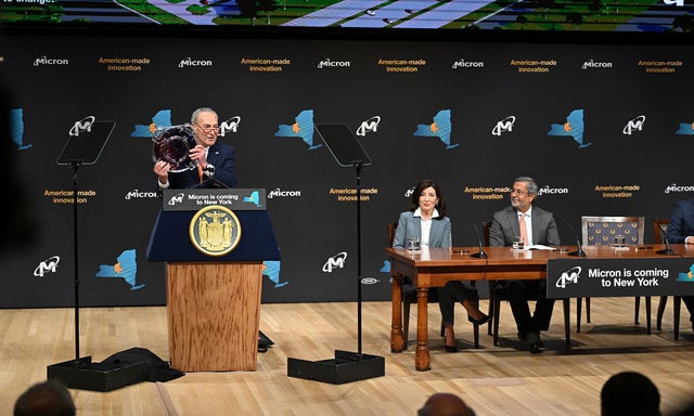 Photo 17 from the New York signing event